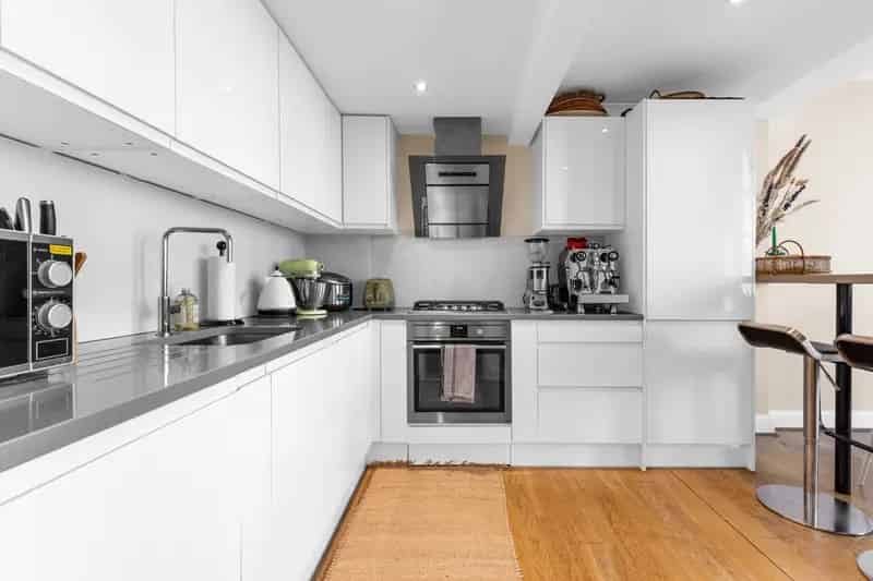 Knightsbridge Apartment  Lift Access and Onsite Porter