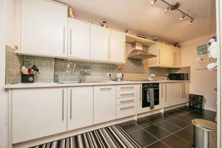 3 Bed House with Conservatory Garage and Garden