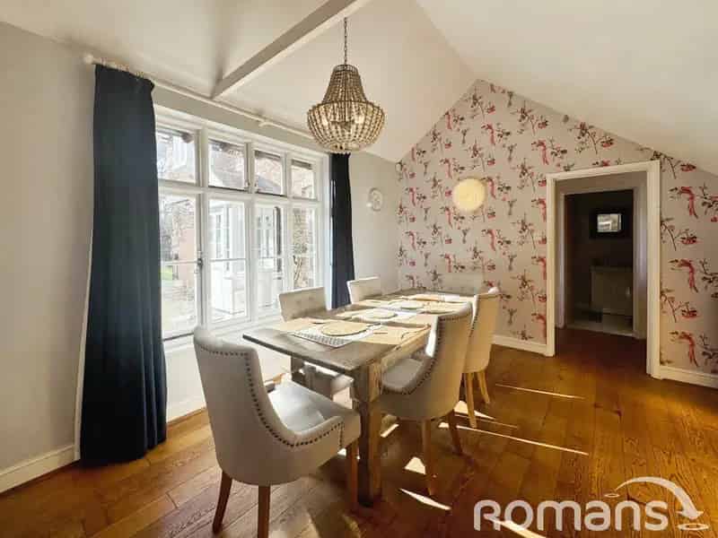 5 Bedroom Semi-detached House Brimpton Common