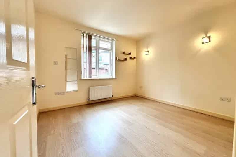 Ground Floor Apartment with Garden and Parking Zero Deposit Available