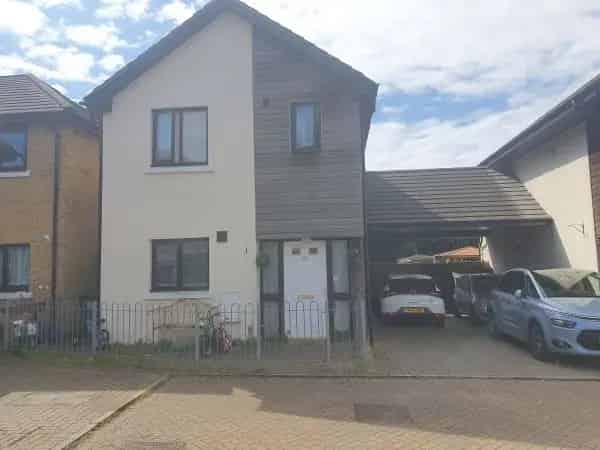 3 Bedroom House with Private Driveway and Huge Garden