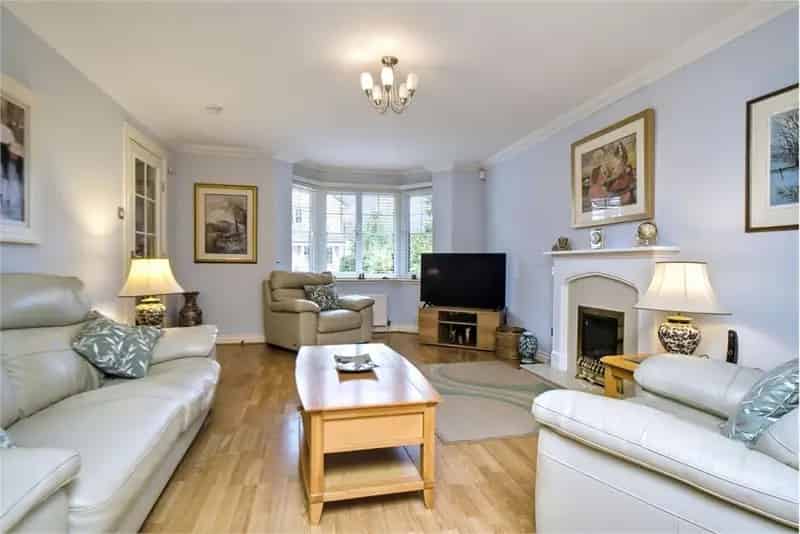 4 Bed House - Detached with 3 Reception Rooms