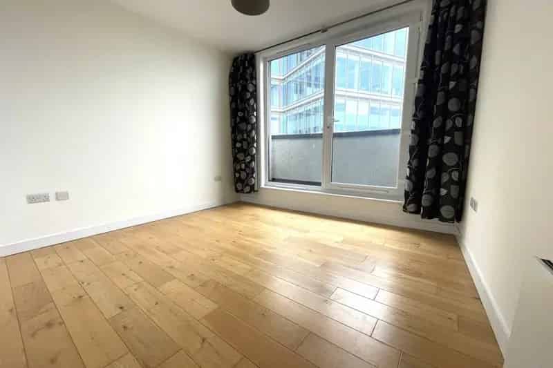 Watford Town Centre 2-Bed Apartment Near Train Station - Zero Deposit Available