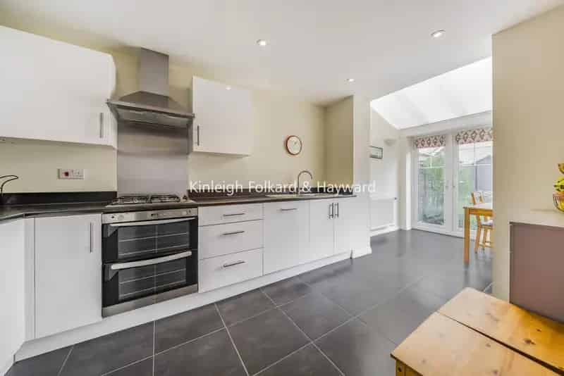 Four Bedroom Townhouse with Conservatory and Off Street Parking