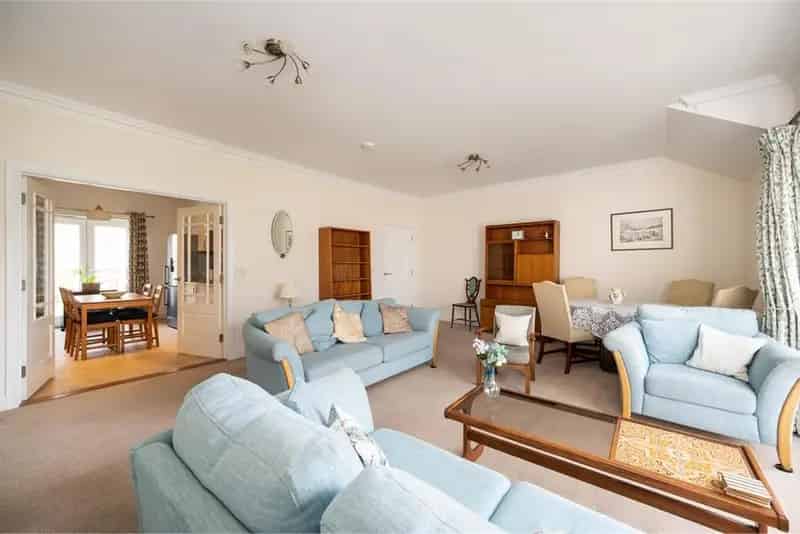2 Bed Flat Barnton Edinburgh  Excellent Condition Shared Parking Gardens
