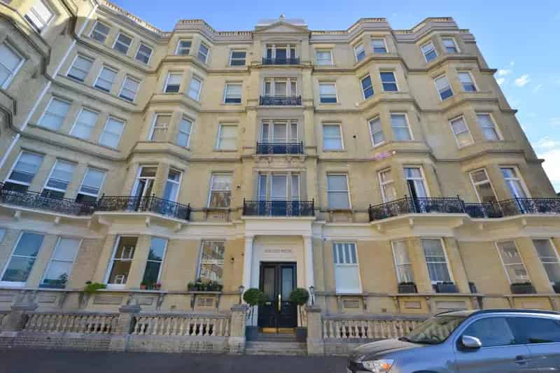 2 Bedroom Seafront Apartment Hove - 1336 sq ft
