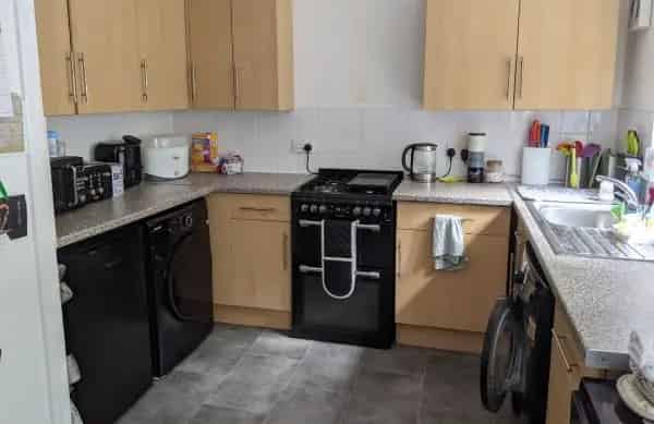 2 Bedroom House Whyteleafe Near Schools Shops and Transport