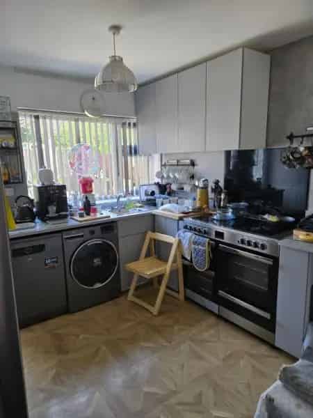 3 Bedroom House Near Shops Schools Public Transport