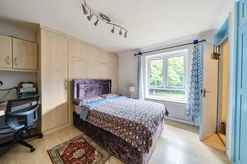 3 Bedroom Flat for Sale in South Farnham