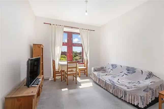 Spacious 2-Bedroom Flat Near Glasgow Train Station