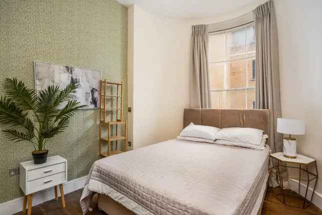 Flat to rent in Baker Street, London NW1