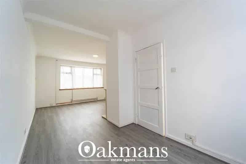 3 Bedroom Mid Terrace House Renovated Throughout