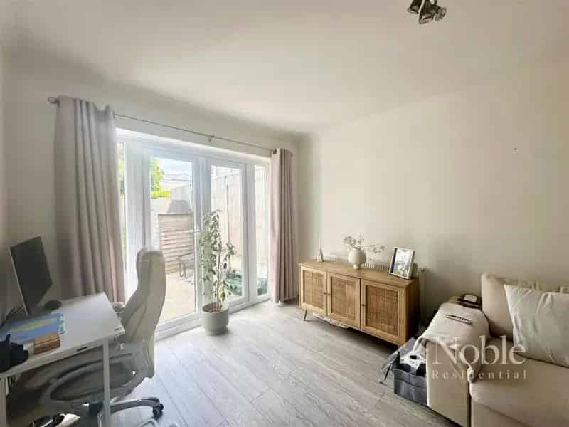 3 Bedroom Semi Detached House For Sale Near M25