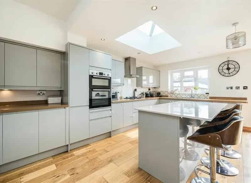 4 Bedroom Semi-Detached House with Annex and Garden
