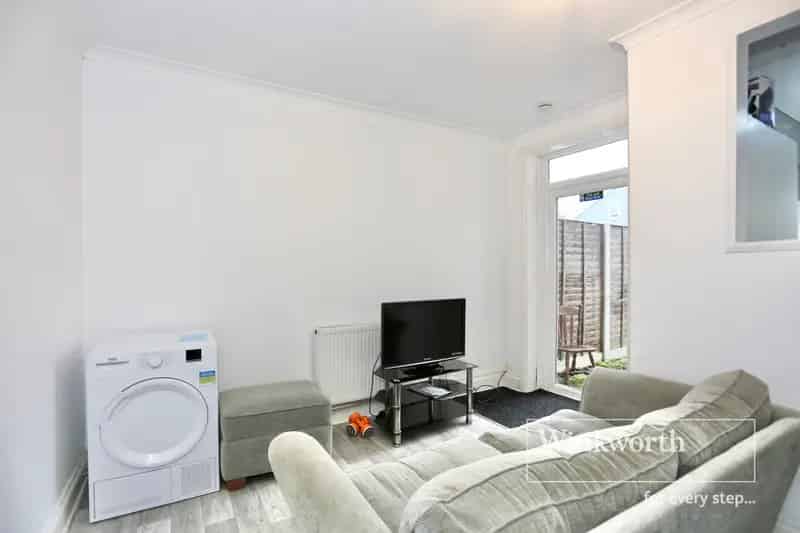 3 Bedroom House Bournemouth - Character Home Near Amenities and Schools