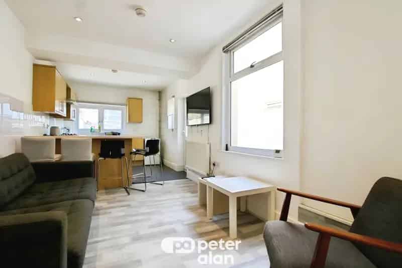 5 Bedroom House June Available Fully Furnished