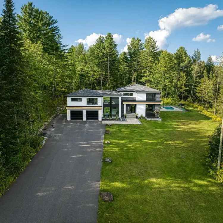 Luxury 4-Bedroom House with Pool and Wooded Lot