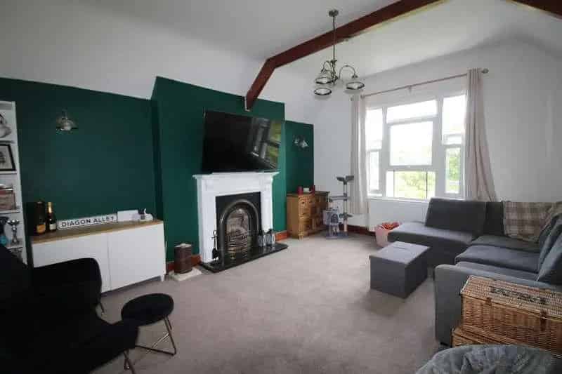 2 Bed Flat for Sale - Spacious Living, Communal Gardens & Parking