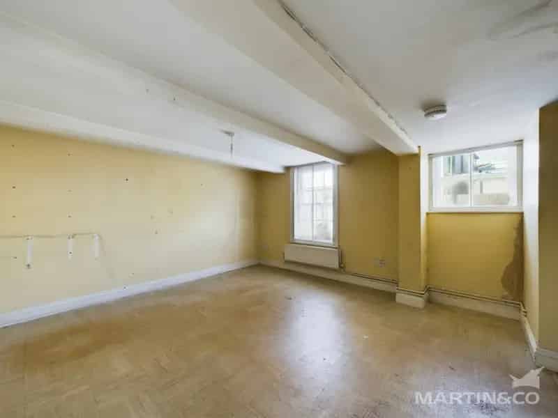 6 Bedroom House For Sale with Communal Gardens and Parking