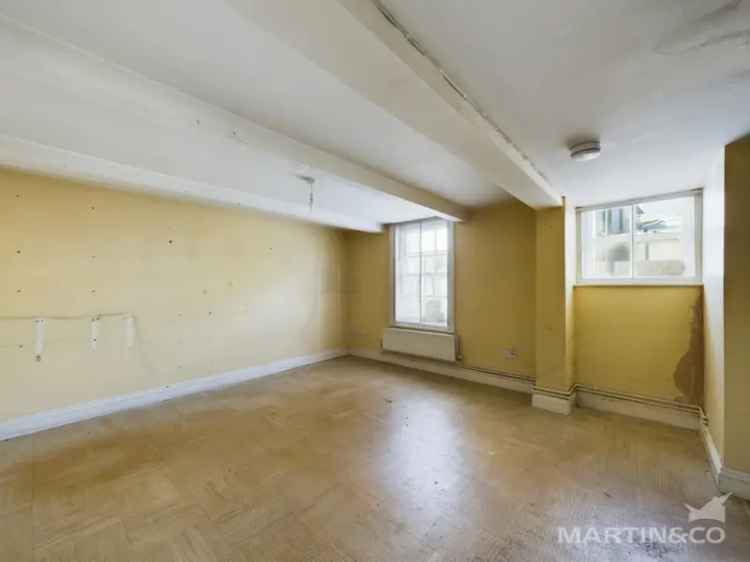 6 Bedroom House For Sale with Communal Gardens and Parking