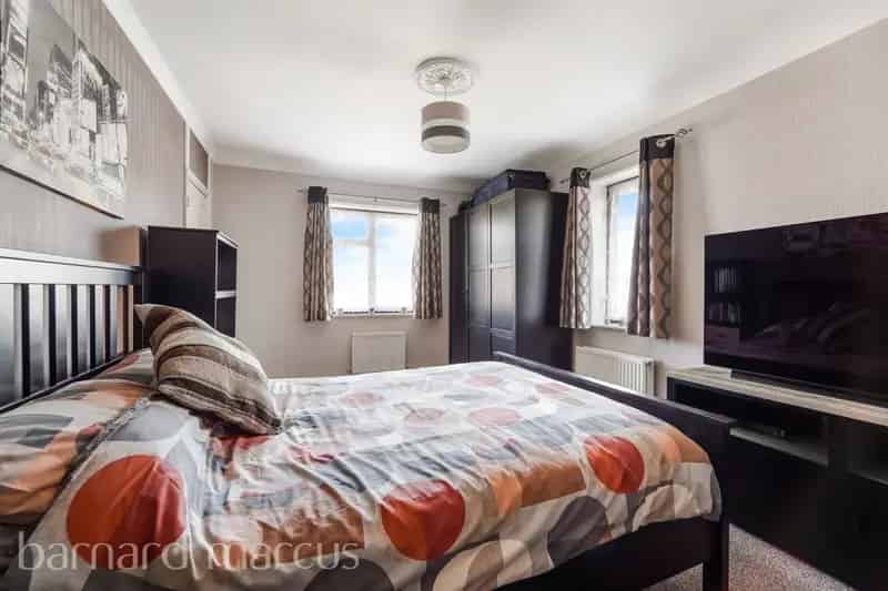 Chain Free 2 Bed Semi-Detached House in Central Morden