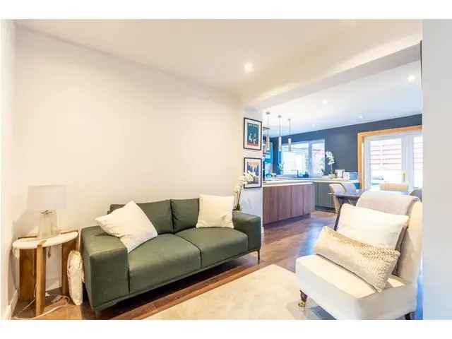 3 Bedroom Semi Detached House for Sale in Kirkintilloch