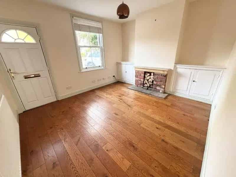 2 Bed Victorian Terrace House For Sale Near Town Centre
