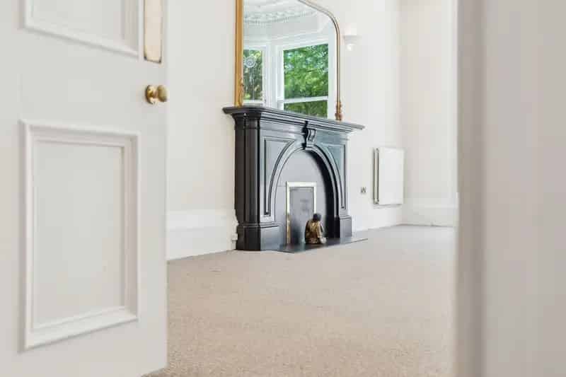 2 Bedroom Ground Floor Conversion with Private Garage Near Byres Road
