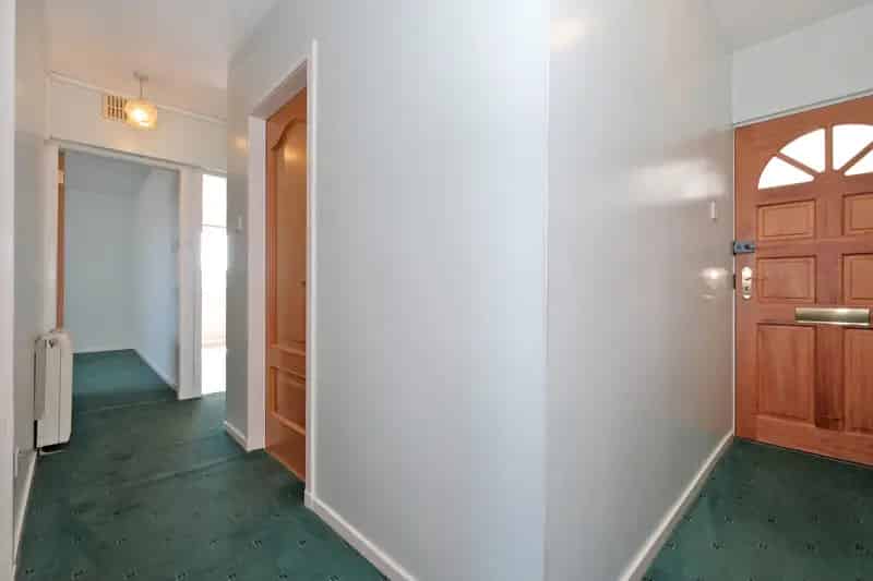 2 Bed Top Floor Flat Near RGU - Modern Kitchen