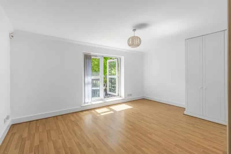 609 sq ft One Double Bedroom Flat for Sale Gated Development Chain Free