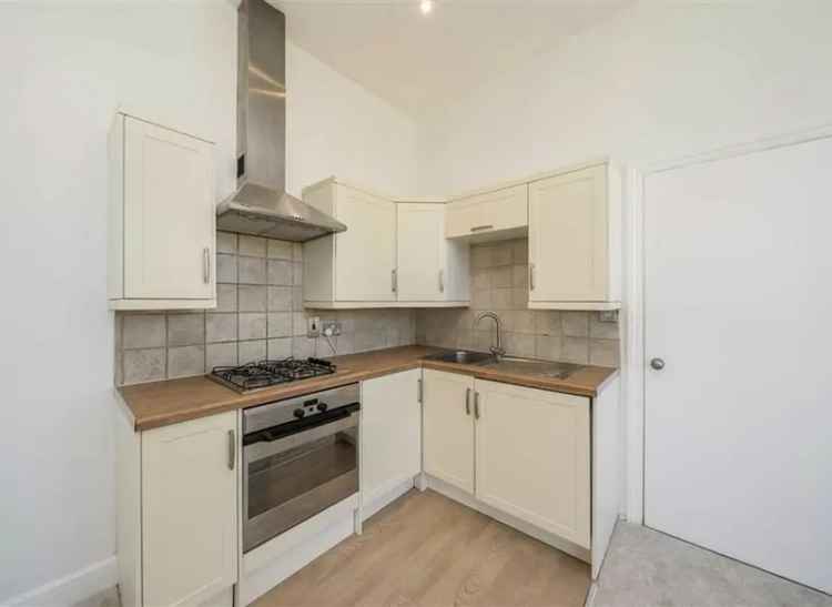Newly Decorated Studio Apartment near Teddington Station