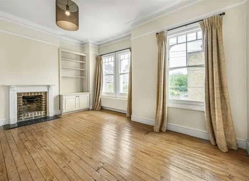 Spacious 925sqft Maisonette Two Floors Two Bedrooms Two Bathrooms