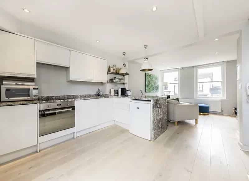 Hampstead Village 2-Bedroom Maisonette Near Shops and Transport