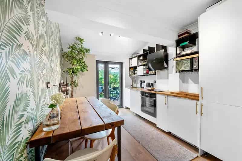 One Bedroom Garden Flat near Wandle Meadow Nature Park Wimbledon