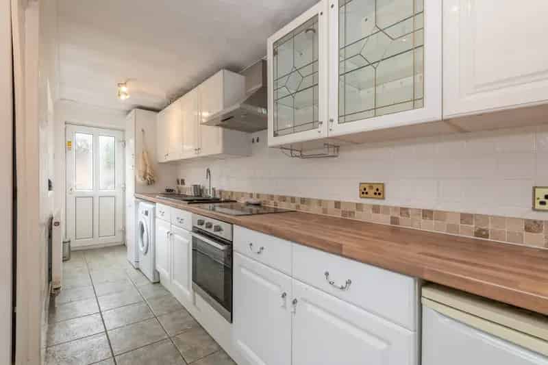 One Bedroom Terrace House in Shadwell