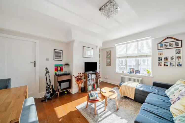 Chiswick 2 Double Bedroom Apartment with Communal Gardens and Pool