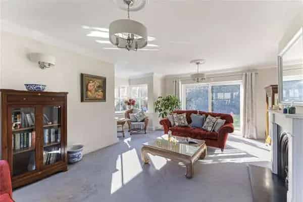 5-Bedroom House in Exclusive Close