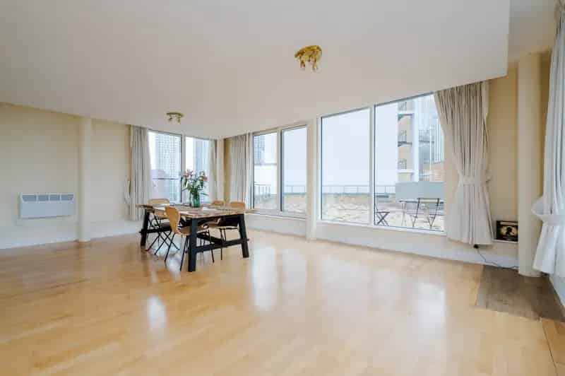 3 bedroom flat for sale