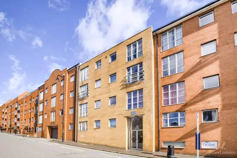 1 Bedroom Apartment for Professionals