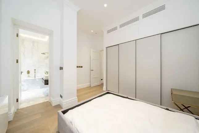 Flat to rent in Palace Court, London W2