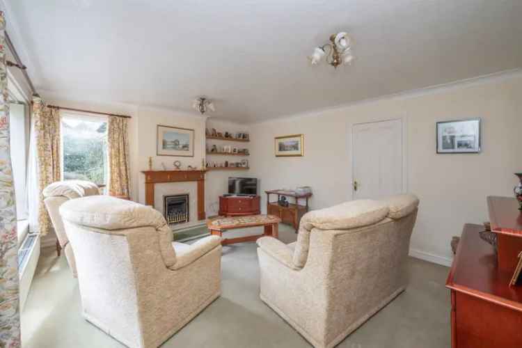 Spacious Detached House with Large Garden and 3 Double Bedrooms