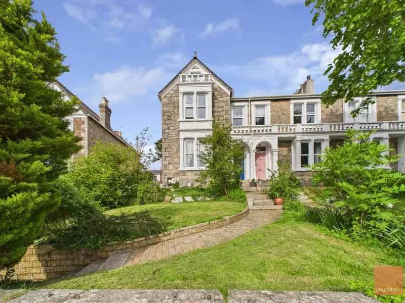5 Bedroom End of Terrace House for Sale