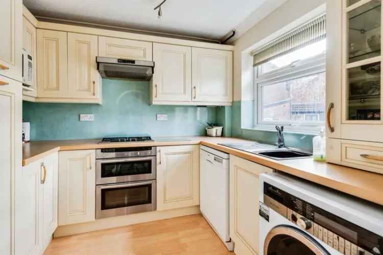 3 Bedroom Family Home with Sunroom and Garage
