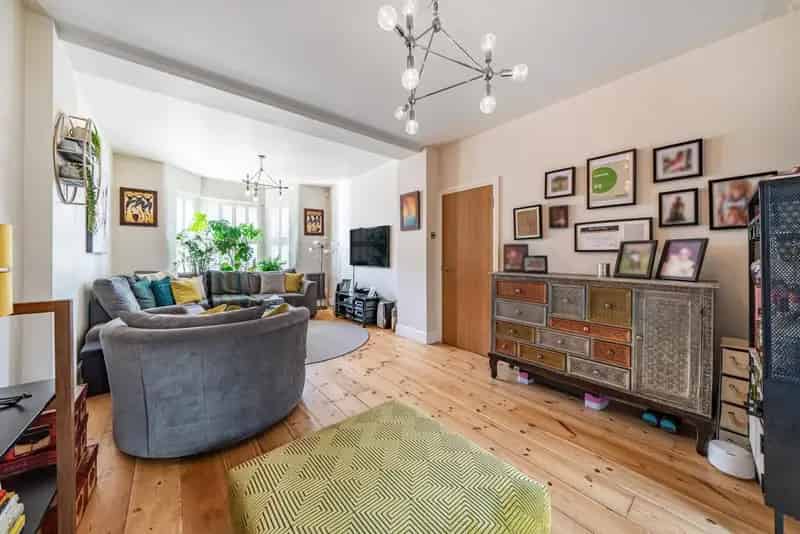 3-Bedroom Family Home with Modern Kitchen and Ensuite