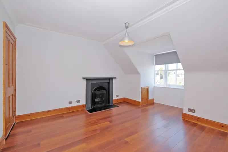 Spacious Top Floor Flat One Double Bedroom Shared Garden Permit Parking