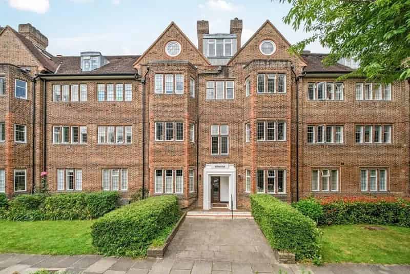 Spacious 2-Bed 2-Bath Top Floor Flat with Balcony and Parking