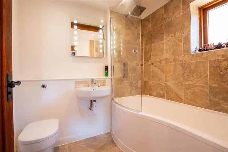 6 bed house for sale