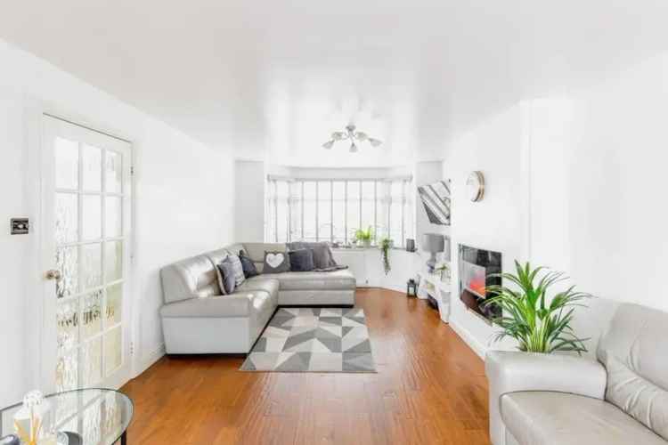 Three Bedroom Townhouse with Garden Garage and Parking