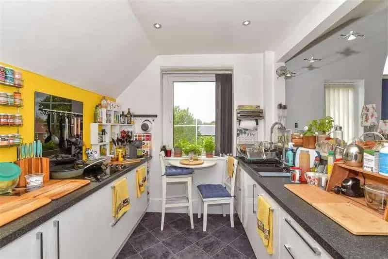 2 bed flat for sale