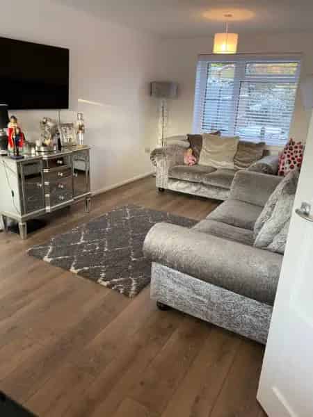 2 Bed Semi Detached House with Large Garden and New Kitchen